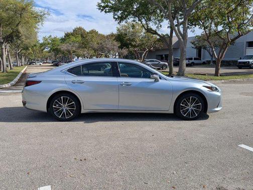 2025 Lexus ES 300h Base