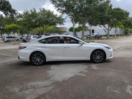 Eminent White Pearl 2025 Lexus ES 300h Base