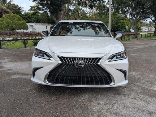 Eminent White Pearl 2025 Lexus ES 300h Base