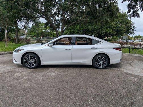 Eminent White Pearl 2025 Lexus ES 300h Base