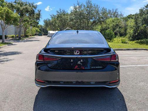 2025 Lexus ES 300h Base