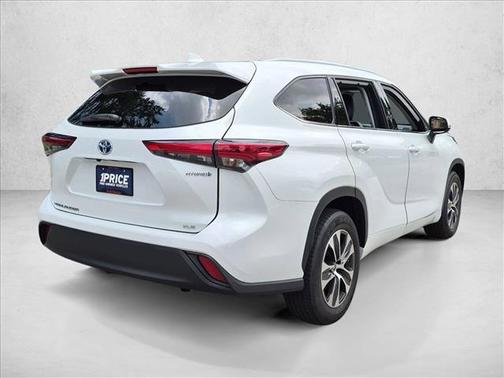 Wind Chill Pearl 2022 Toyota Highlander Hybrid XLE