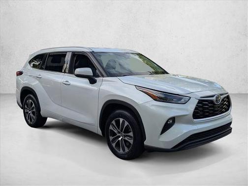 Wind Chill Pearl 2022 Toyota Highlander Hybrid XLE