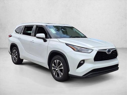 Wind Chill Pearl 2022 Toyota Highlander Hybrid XLE