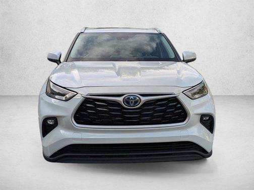 Wind Chill Pearl 2022 Toyota Highlander Hybrid XLE