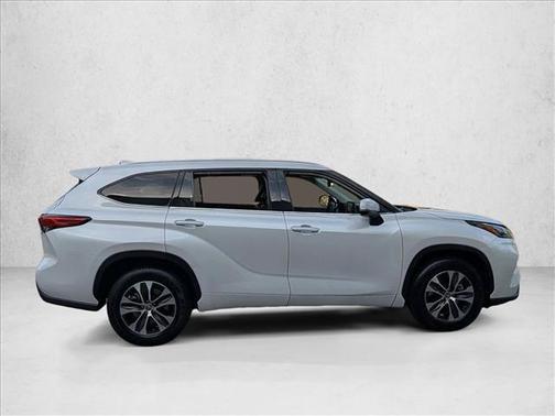 Wind Chill Pearl 2022 Toyota Highlander Hybrid XLE