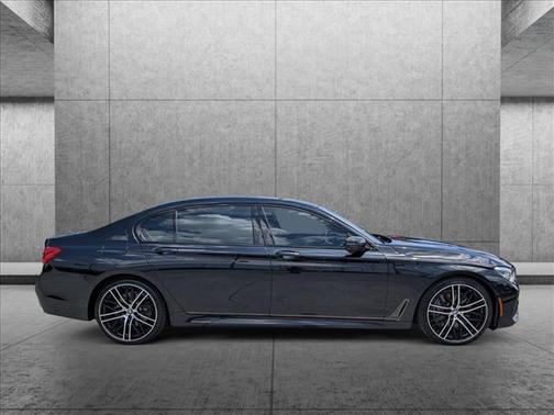 Photo 4 of 23 of 2019 BMW 750 i