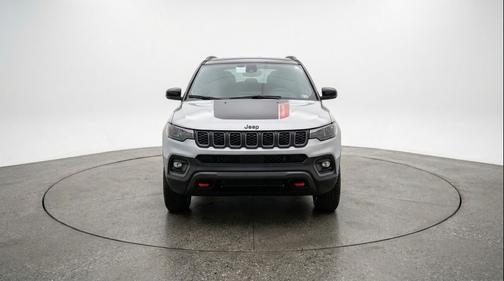 Silver Zynith Metallic Clearcoat 2025 Jeep Compass Trailhawk