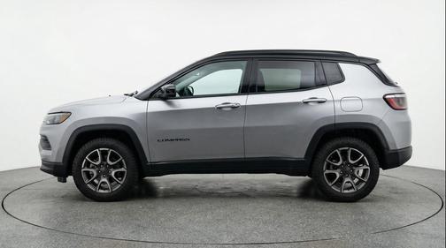 Silver Zynith Metallic Clearcoat 2025 Jeep Compass Trailhawk