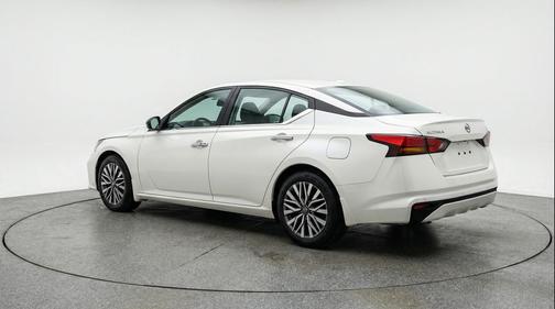 Glacier White 2025 Nissan Altima SV FWD