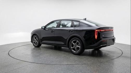 Aurora Black Pearl 2025 Kia K4 LXS