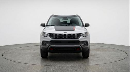 Silver Zynith Metallic Clearcoat 2025 Jeep Compass Trailhawk