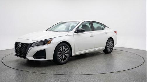Glacier White 2025 Nissan Altima SV FWD