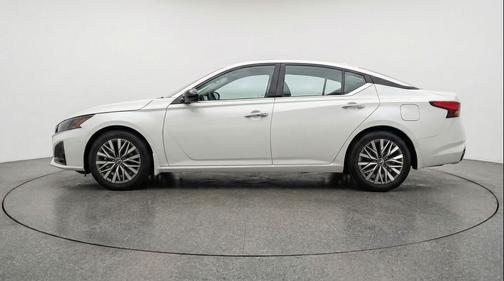 Glacier White 2025 Nissan Altima SV FWD