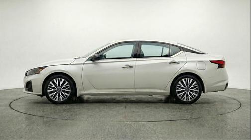 Glacier White 2025 Nissan Altima SV FWD