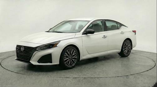Glacier White 2025 Nissan Altima SV FWD