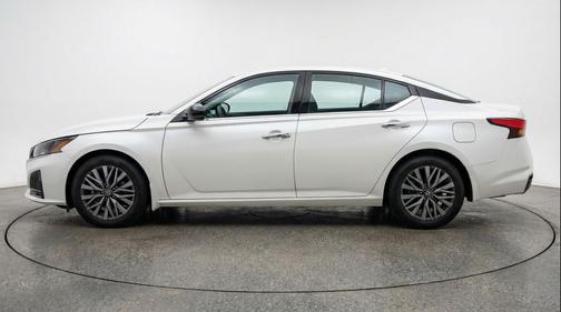 Glacier White 2025 Nissan Altima SV FWD