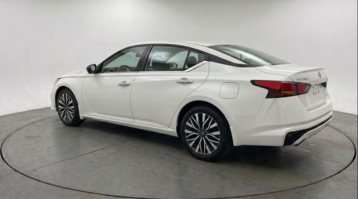Glacier White 2025 Nissan Altima SV FWD