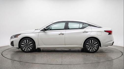 Glacier White 2025 Nissan Altima SV FWD