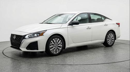 Glacier White 2025 Nissan Altima SV FWD