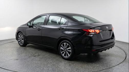 Super Black 2025 Nissan Versa 1.6 SV