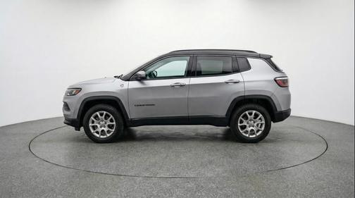 Silver Zynith Metallic Clearcoat 2025 Jeep Compass Trailhawk