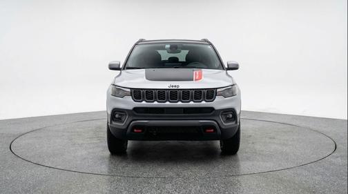 Silver Zynith Metallic Clearcoat 2025 Jeep Compass Trailhawk
