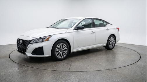 Glacier White 2025 Nissan Altima SV FWD