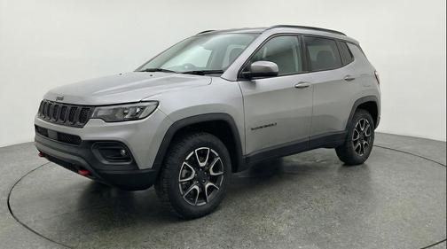 Silver Zynith Metallic Clearcoat 2025 Jeep Compass Trailhawk