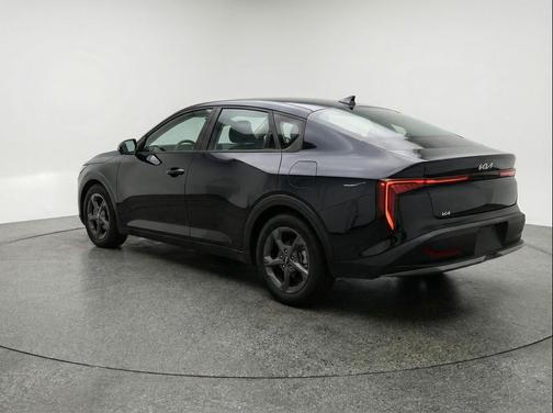 Aurora Black Pearl 2025 Kia K4 LXS