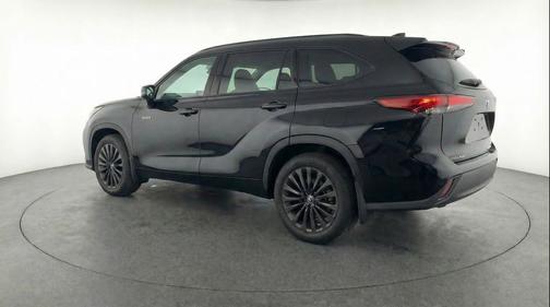 Midnight Black Metallic 2025 Toyota Highlander LE