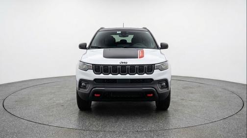 Silver Zynith Metallic Clearcoat 2025 Jeep Compass Trailhawk