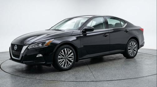 Super Black 2025 Nissan Altima SV FWD
