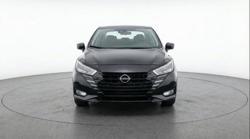 Super Black 2025 Nissan Versa 1.6 SV