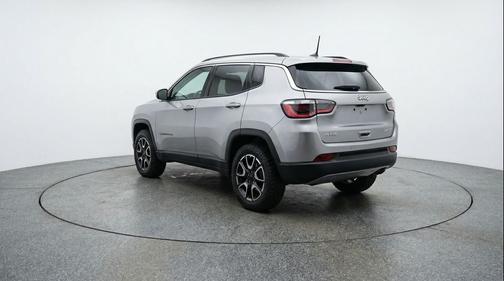 Silver Zynith Metallic Clearcoat 2025 Jeep Compass Trailhawk
