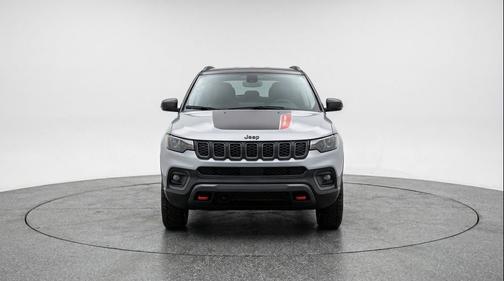 Silver Zynith Metallic Clearcoat 2025 Jeep Compass Trailhawk