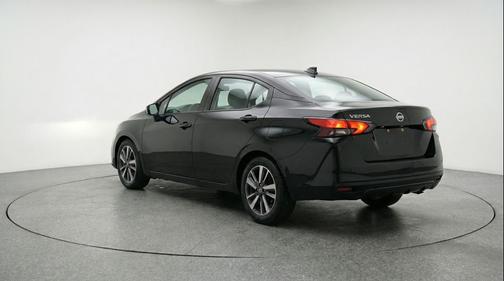 Super Black 2025 Nissan Versa 1.6 SV