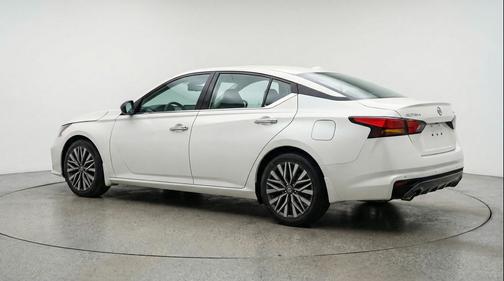 Glacier White 2025 Nissan Altima SV FWD