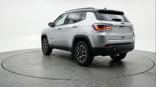 Silver Zynith Metallic Clearcoat 2025 Jeep Compass Trailhawk