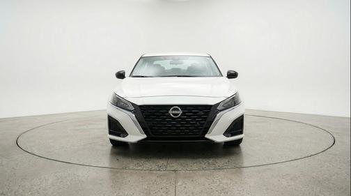 Glacier White 2025 Nissan Altima SV FWD