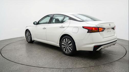 Glacier White 2025 Nissan Altima SV FWD