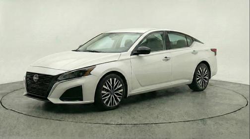 Glacier White 2025 Nissan Altima SV FWD