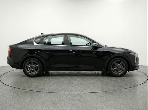 Aurora Black Pearl 2025 Kia K4 LXS