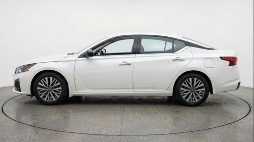 Glacier White 2025 Nissan Altima SV FWD