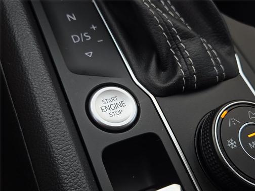Deep Black Pearl 2021 Volkswagen Atlas 3.6L SE w/Technology