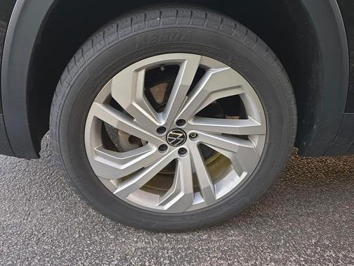 Deep Black Pearl 2021 Volkswagen Atlas 3.6L SE w/Technology