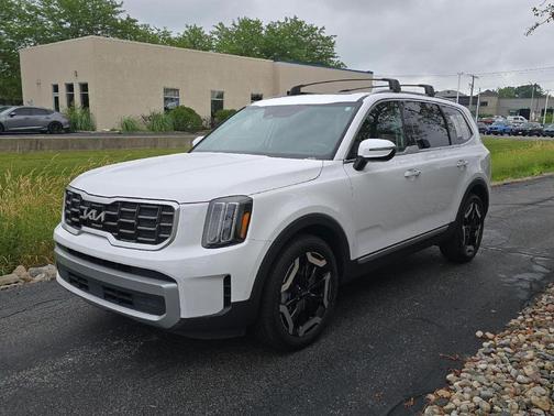 Glacial White Pearl 2023 Kia Telluride S