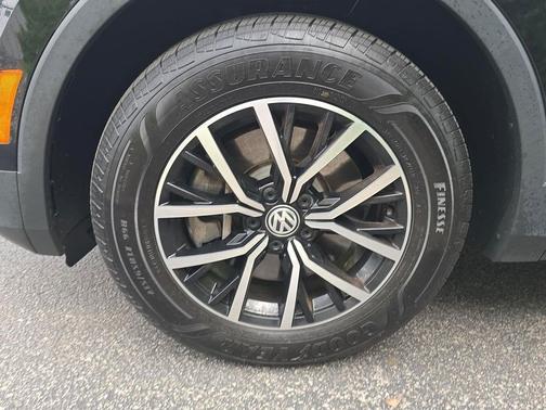 Deep Black Pearl 2021 Volkswagen Tiguan 2.0T SE 4MOTION