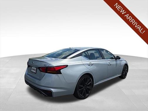 2022 Nissan Altima SR FWD