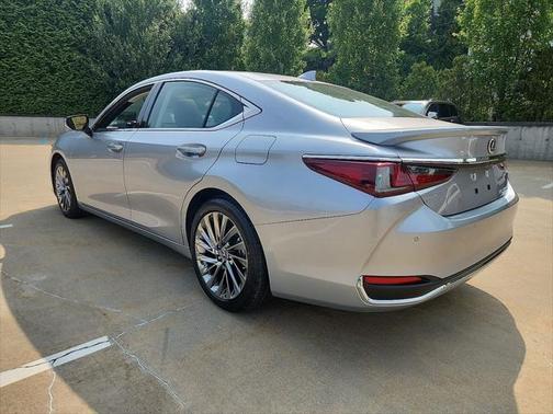 2025 Lexus ES 300h Luxury